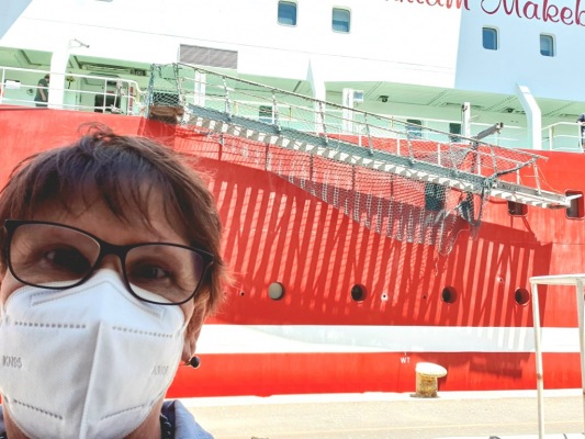 ALSA's PI, Ria Olivier, was at East Pier for the arrival of the S.A. Agulhas II on Saturday, 29 January 2022. She posted arrival updates on social media throughout the day.