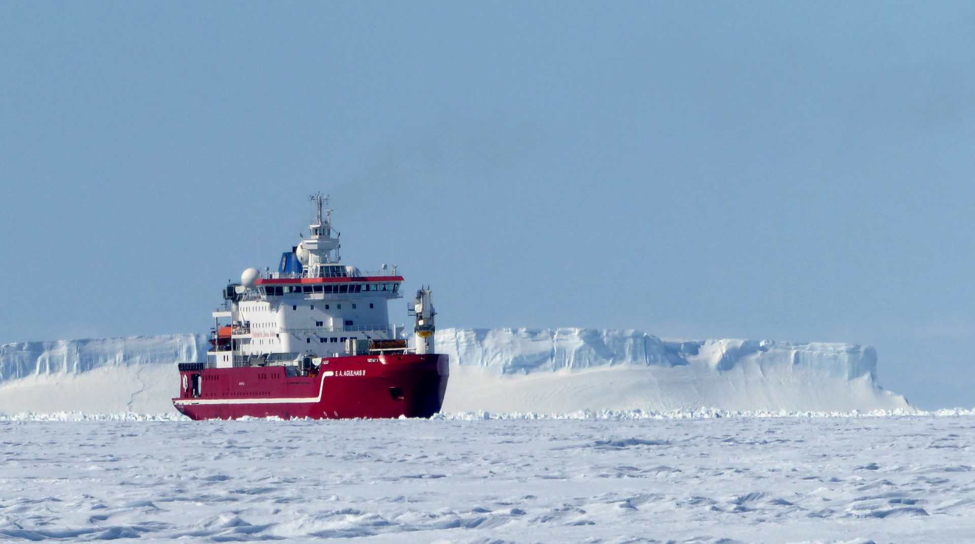Антарктическая экспедиция корабли. Эндьюренс корабль Шеклтона. Antarctic Endurance судно. Sea Endurance судно. Красный корабль в Антарктиде.
