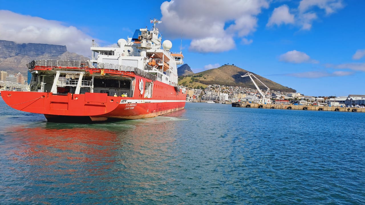 SA Agulhas II arrival from Marion Island