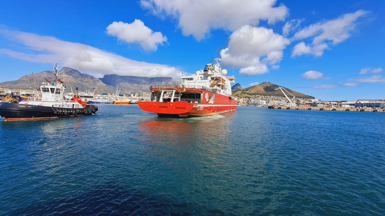 SA Agulhas II arrival from Marion Island