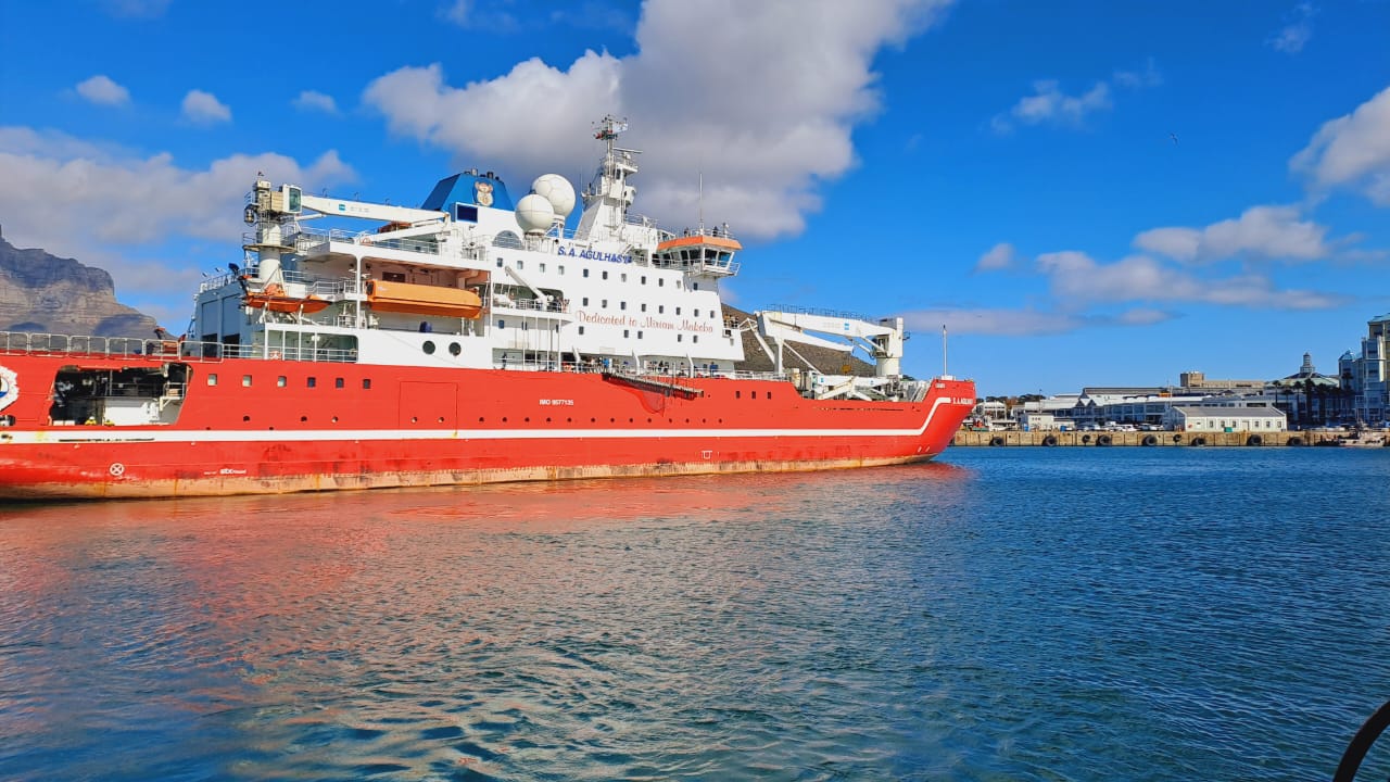 SA Agulhas II arrival from Marion Island