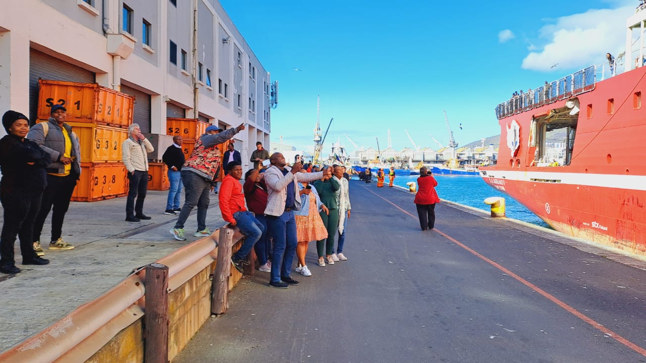 SA Agulhas II arrival from Marion Island